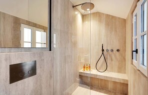 Een douche, een haardroger, shampoo