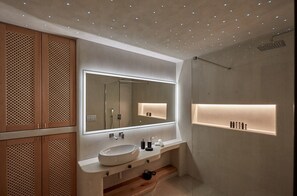 Panoramic-Villa | Badezimmer | Dusche, Regendusche, kostenlose Toilettenartikel, Haartrockner