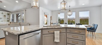 Family groups, hot tub, sleeps 16, 6br4ba, firepit