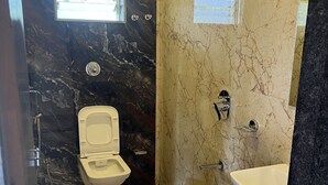 Un baño moderno con inodoro, bidé y lavamanos.