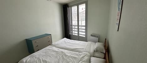 1 bedroom, bed sheets