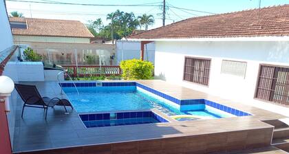 Casa com Piscina 350 Metros da Praia