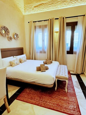 Double or Twin Room | Desk, soundproofing, free WiFi, bed sheets - Arco de la Seda - Hotel Boutique (Seville)