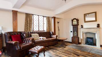 Apartamento | Área de estar | Lareira