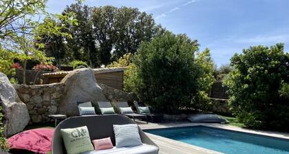 Bergerie tout confort, piscine chauffée, cuisine d'été toute équipée, jardin