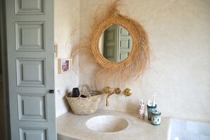 Douche, sèche-cheveux, serviettes fournies, savon