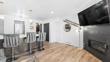 Smart-TV, peis og bøker