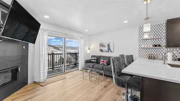 Smart TV, chimenea y libros