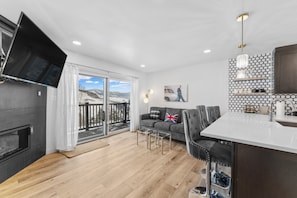 Smart-TV, Kamin, Bücher