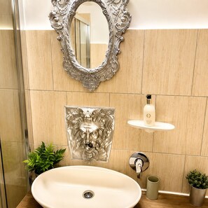 Apartamento clásico | Baño | Ducha, artículos de higiene personal gratuitos y secador de pelo