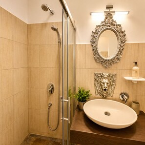 Classic-Apartment | Badezimmer | Dusche, kostenlose Toilettenartikel, Haartrockner, Handtücher