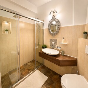 Classic Apartment | Bathroom | Shower, free toiletries, hair dryer, towels - Baroq Central City Apartment (Bucharest)