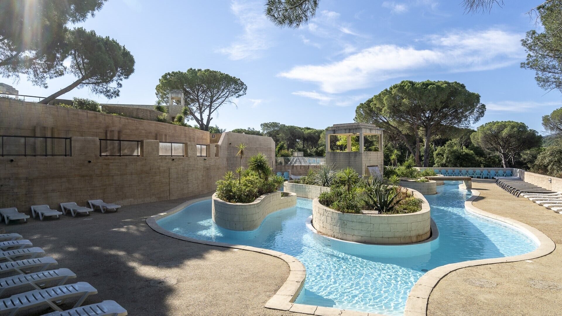 Piscina stagionale all'aperto, lettini