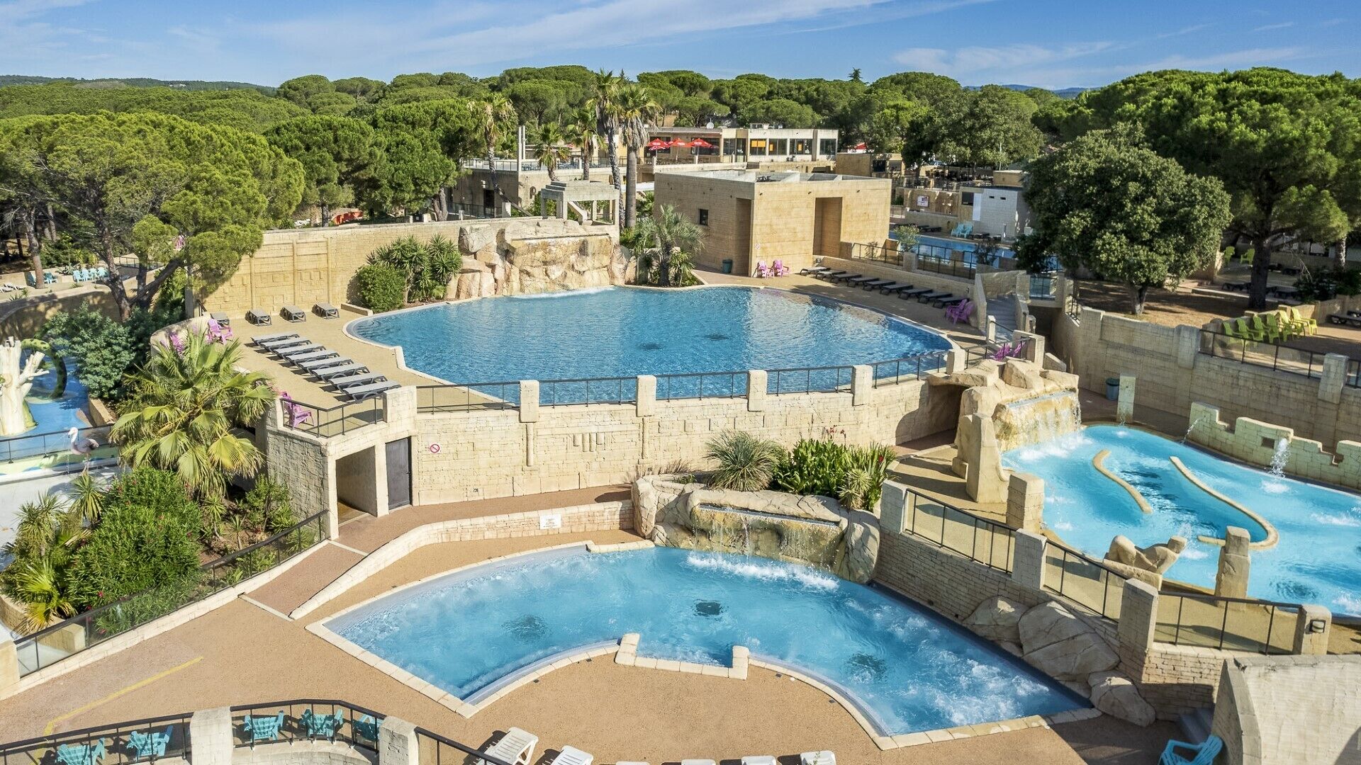 Piscine extérieure (ouverte en saison), chaises longues