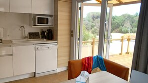 Frigorífico, microondas y máquina de café espresso