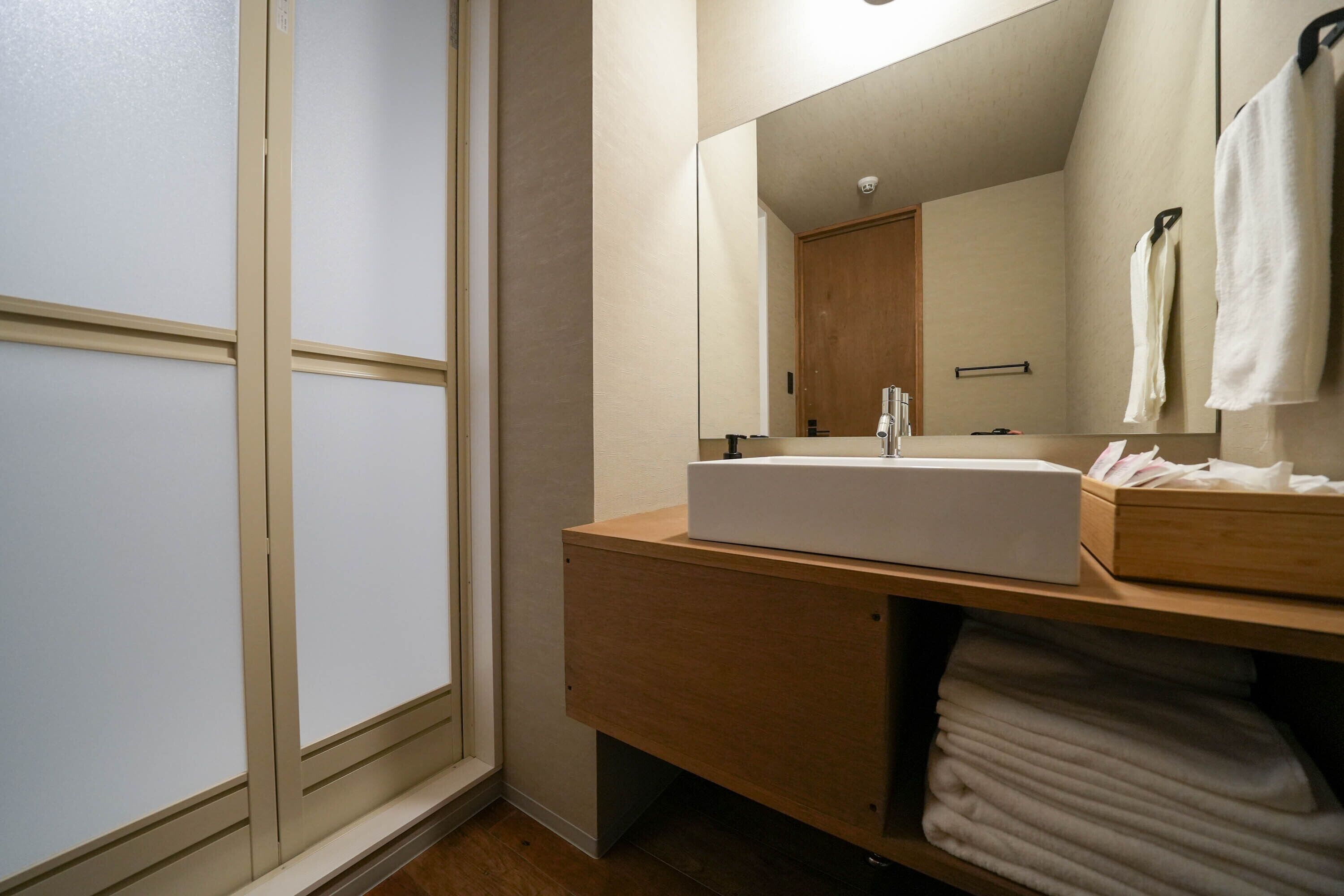Comfort Apartment, Non Smoking (B) | Bathroom | Shower, free toiletries, hair dryer, slippers