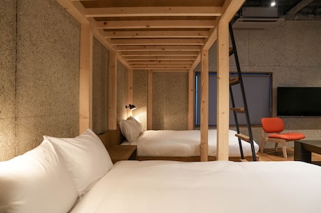 1 habitación, espacio para trabajar con laptop y cortinas blackout