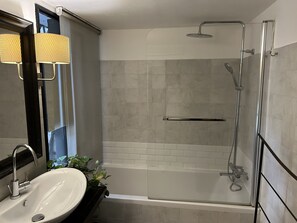 Asciugacapelli, bidet, asciugamani, sapone