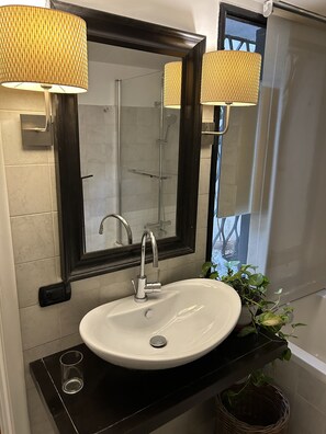 Hiustenkuivaaja, bidee, pyyhkeet, saippua