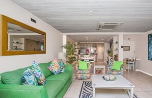 Townhome, 3 Bedrooms | Ruang tamu | TV Pintar 