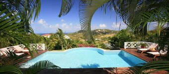 Villa Kessi - วิลล่าสไตล์แคริบเบียนที่สวยงามสำหรับครอบครัว 3 ห้องนอน โดย RedAwning