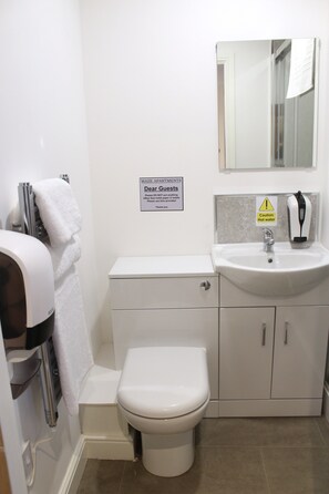 Shower, towels - Maze Apartments and rooms (Hull)