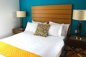 办公桌、免费 WiFi、床单