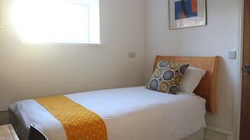 Economy Single Room | Desk, free WiFi, bed sheets