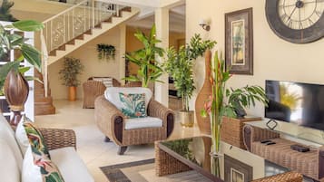 Villa, 5 Bedrooms | Living area