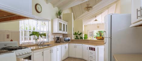 Villa, 5 Bedrooms | Private kitchen | Fridge, oven, coffee/tea maker, toaster