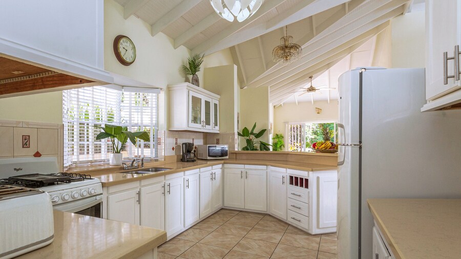 Beautiful 5-bed Villa With Views And Pool - Decaj 5 Bedroom Villa by RedAwning