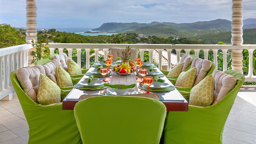 Beautiful 5-bed Villa With Views And Pool - Decaj 5 Bedroom Villa by RedAwning