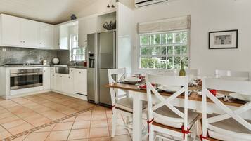 Vila, 2 quartos | Cozinha privada | Geladeira, fogão, cafeteira/chaleira, torradeira