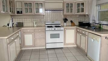 Townhome, 3 Bedrooms | Private kitchen | Fridge, oven, coffee/tea maker, toaster