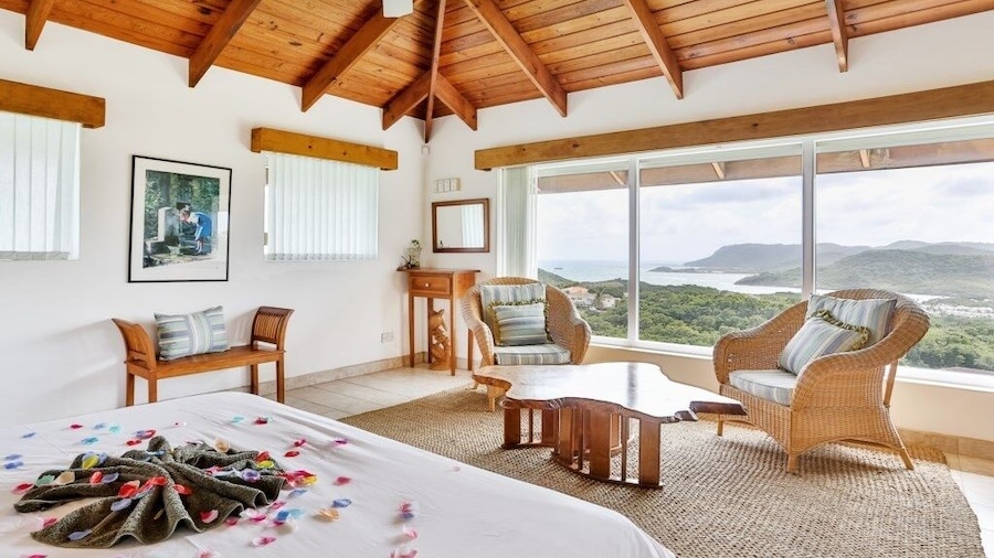 Hilltop Villa With Great Views Out To Sea - Villa Cadasse 3 Bedroom Villa by RedAwning