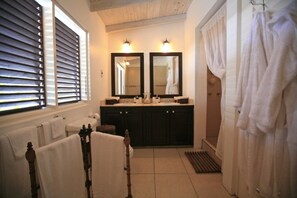 Villa, 2 Bedrooms | Bathroom | Towels