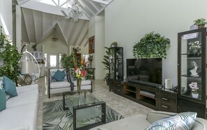 Villa, 2 chambres | Coin séjour | TV connectée