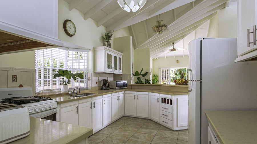 Newly Renovated 3-bed Spacious Family Home - Villa Decaj 3 Bedroom Home by RedAwning