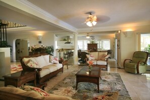 Living area - Beautiful 5-Bedroom Villa Ashiana in Marigot Bay 5 Villa by RedAwning (Marigot Bay)