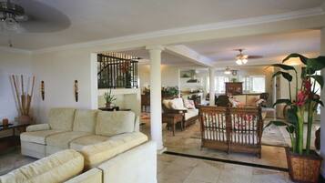 Villa, 5 Bedrooms | Living area