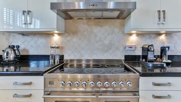 Villa, 4 Bedrooms | Private kitchen | Fridge, oven, coffee/tea maker, toaster