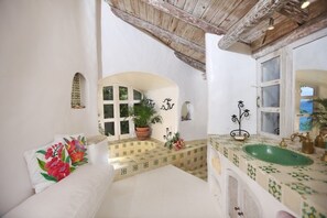 Villa, 2 Bedrooms | Bathroom | Towels