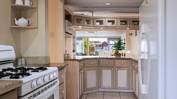 Townhome, 2 Bedrooms | Private kitchen | Fridge