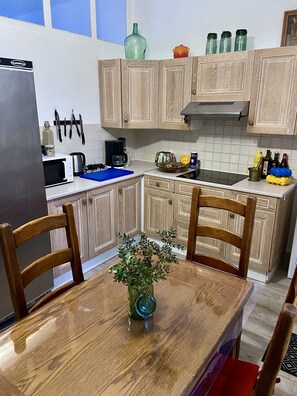 Kjøleskap, mikrobølgeovn, ovn og kokeplater