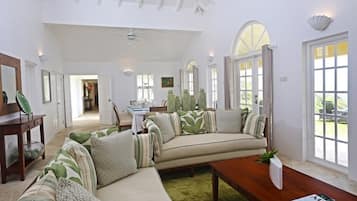 Villa, 4 Bedrooms | Living area