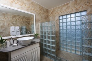 Villa, 4 habitaciones | Baño | Toallas