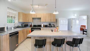 Lemari es, oven, mesin pembuat kopi/teh, dan pemanggang roti