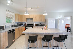 Refrigerador, horno, cafetera/tetera, tostadora