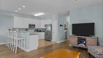 Condo, 3 Bedrooms | Interior