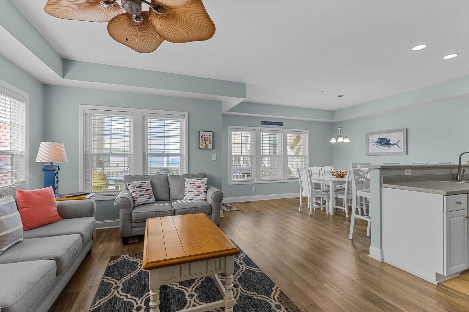 Condo, 3 Bedrooms | Ruang tamu | TV Pintar 